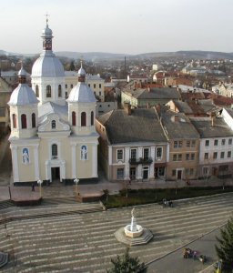1.Бережани. Ринкова площа з видом на церкву Св. Трійці
